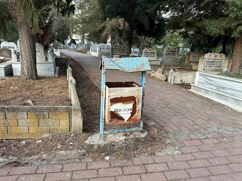MURATLI MEZARLIĞI’NDAKİ ÇÖP KOVALARI YENİLENMEYİ BEKLİYOR