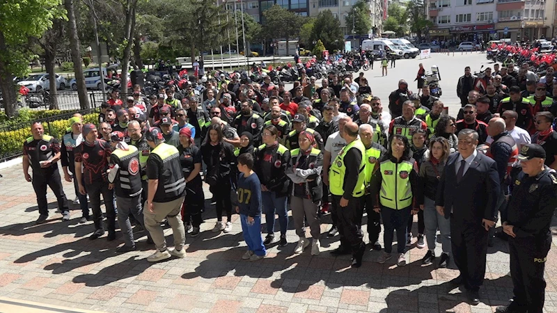 MOTOSİKLETÇİLER TRAFİK KURALLARINA DİKKAT ÇEKTİ