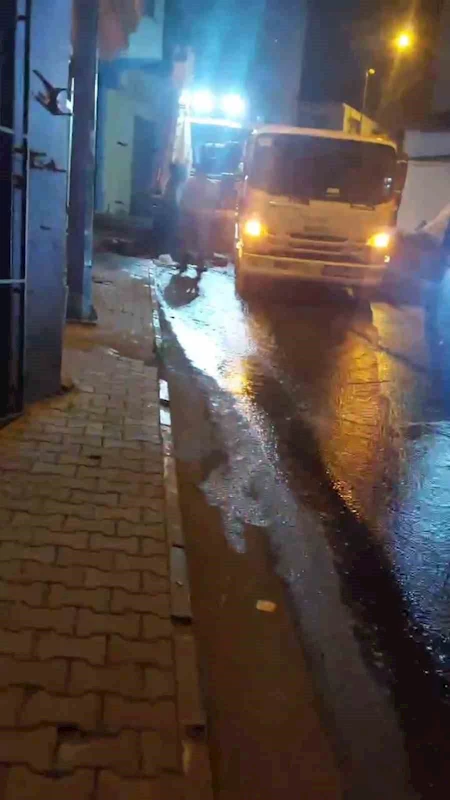 YAĞMURSUZ GÜNDE SOKAKLAR DERE GİBİ AKTI