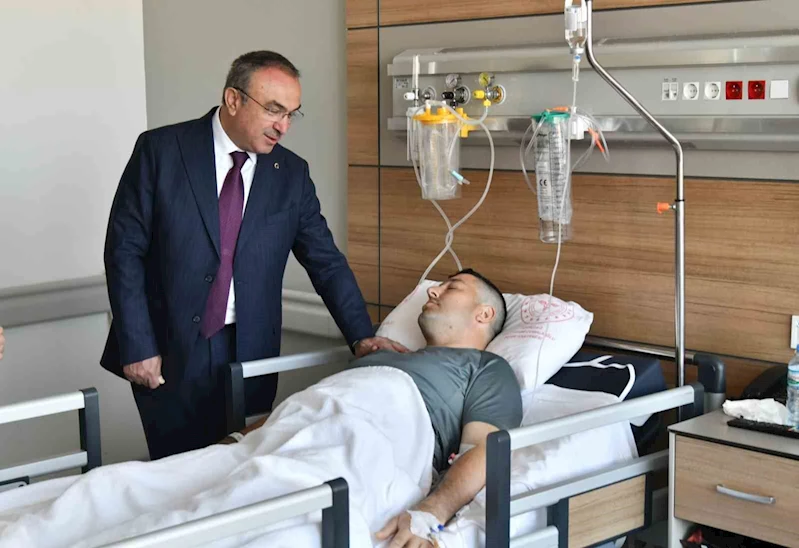 VALİ YARALI POLİSİ ZİYARET ETTİ: ALKOLLÜ SÜRÜCÜ ÇARPIP KAÇMIŞTI