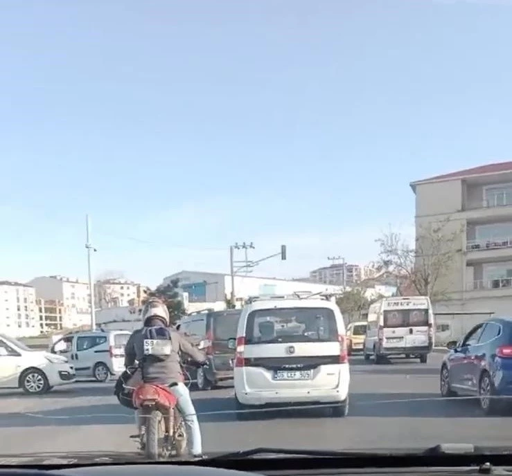 PLAKAYI SIRTINA GEÇİRDİ