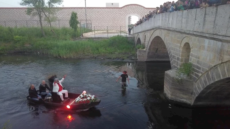 KAKAVA ŞENLİKLERİNDE KAYIKLA NEHRE İNEN ROMAN ÇERİBAŞI, VATANDAŞLARI SELAMLADI