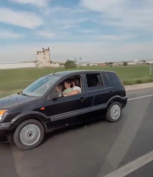 KUCAĞINDA ÇOCUKLA ARABA KULLANAN SÜRÜCÜ TEHLİKEYE DAVETİYE ÇIKARDI