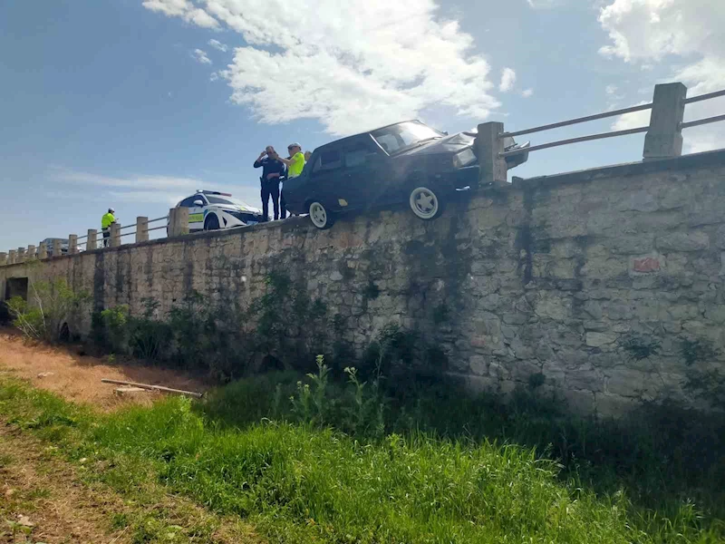 OTOMOBİL KÖPRÜDE ASILI KALDI