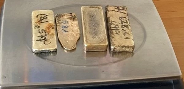 KADIN YOLCU İÇ ÇAMAŞIRINA VE KOLTUK ALTLARINA GİZLEDİĞİ 2 KİLO ALTIN İLE YAKALANDI