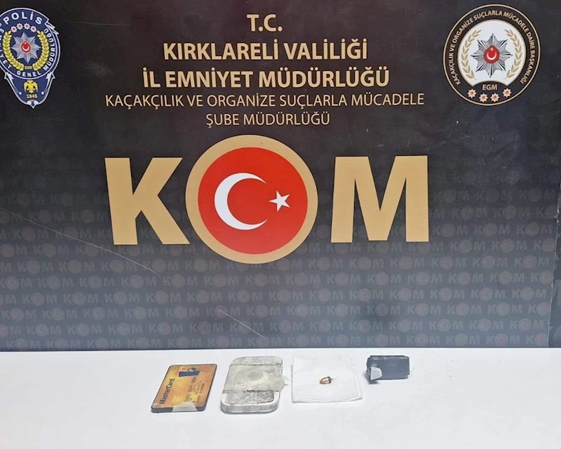 EHLİYET SINAVINDA KOPYA DÜZENEĞİ İLE YAKALANDI: GÖRÜLMEYECEK ŞEKİLDE KULAKLIK YERLEŞTİRMİŞ