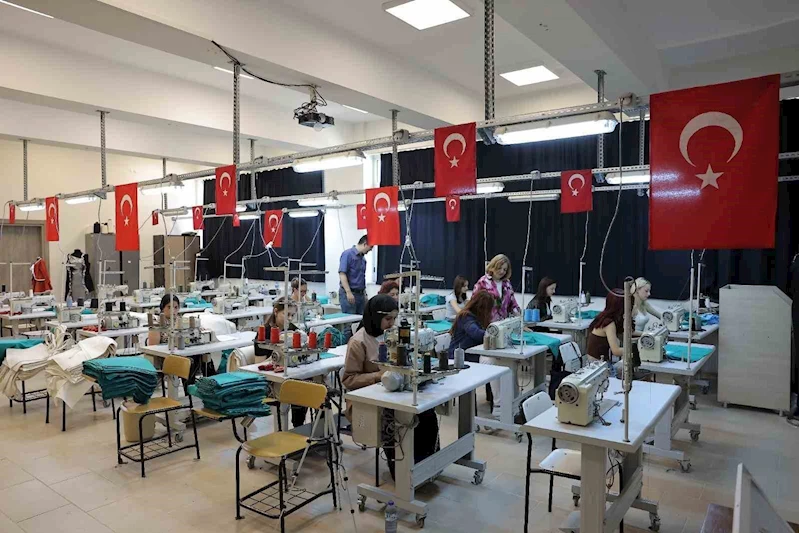 AMELİYATHANELERİN TEKSTİL ÜRÜNLERİ ÜNİVERSİTE ÖĞRENCİLERİNİN ELİNDEN ÇIKIYOR