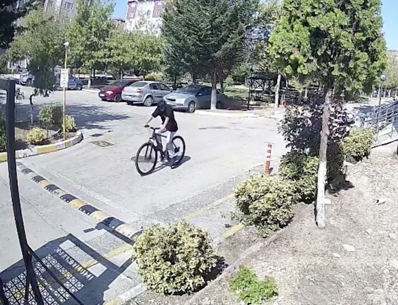BİSİKLET HIRSIZI KAMERAYA YAKALANDI