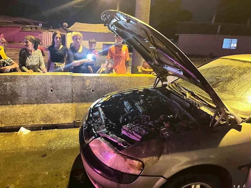 ARACI YANAN SÜRÜCÜNÜN YARDIMINA VATANDAŞLAR KOŞTU