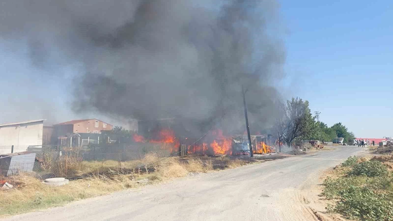 TEKİRDAĞ’DA ÇİFTLİK DEPOSU ALEV ALEV YANDI