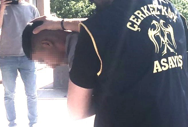 AMERİKAN TIRAŞI İLE KAMUFLE OLAN GASP ŞÜPHELİSİ ADLİYEYE SEVK EDİLDİ