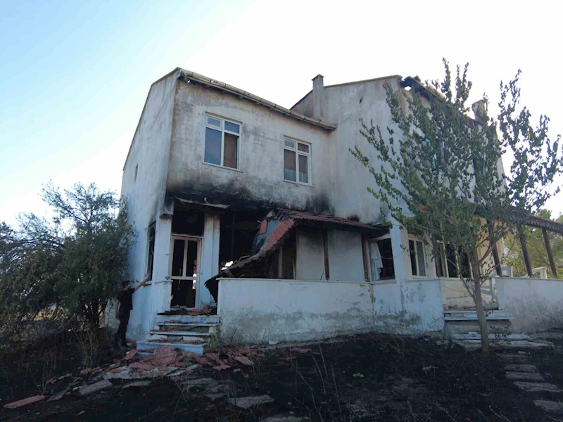 ORMAN YANGININDA; 7 EV YANDI, 2 BİN 700 KİŞİ TAHLİYE EDİLDİ, 15 KİŞİ YARALANDI