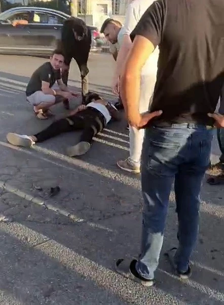 CADDE ÜZERİNDE MOTOSİKLET VE OTOMOBİL ÇARPIŞTI: 1 YARALI