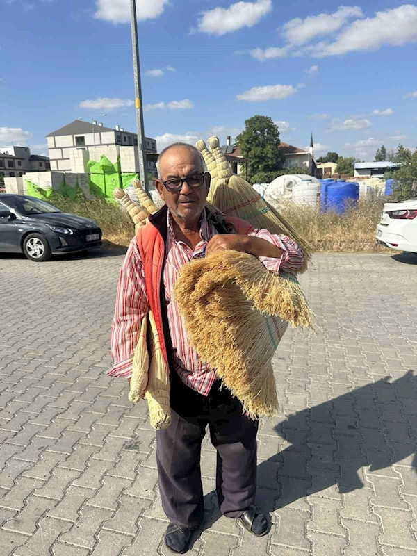  56 YILDIR YOLLARDA SÜPÜRGE SATARAK GEÇİMİNİ SAĞLIYOR