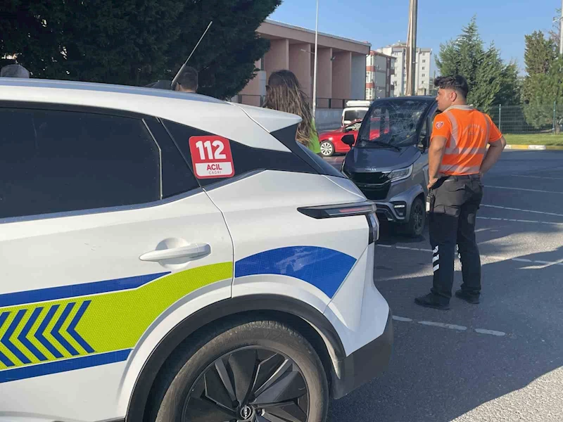 KAPAKLI’DA ELEKTRİKLİ OTOMOBİLLE SCOOTER ÇARPIŞTI: 3 YARALI