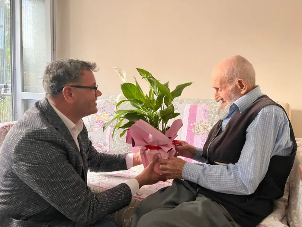 SALİH AZBAY KURULUŞ YILDÖNÜMÜ’NDE EN YAŞLI ÜYEYİ ZİYARET ETTİ