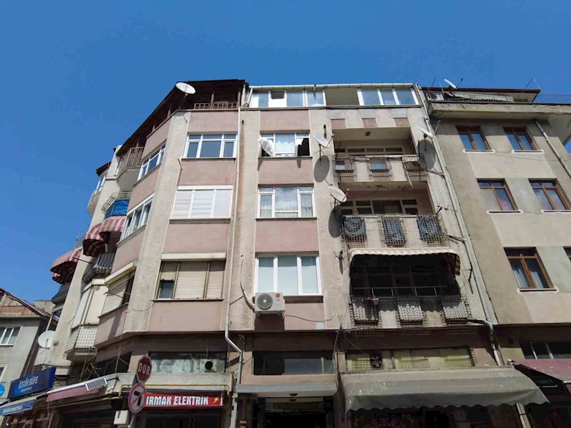 KOLONLARI PATLAYAN BİNA TAHLİYE EDİLİYOR