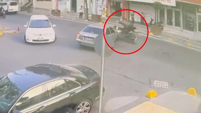 KAZADA MOTOSİKLETTEN FIRLAYAN SÜRÜCÜ KAMERAYA YANSIDI