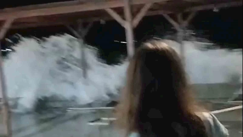 MARMARA DENİZİ’NDE POYRAZ DEV DALGALAR OLİUŞTURDU