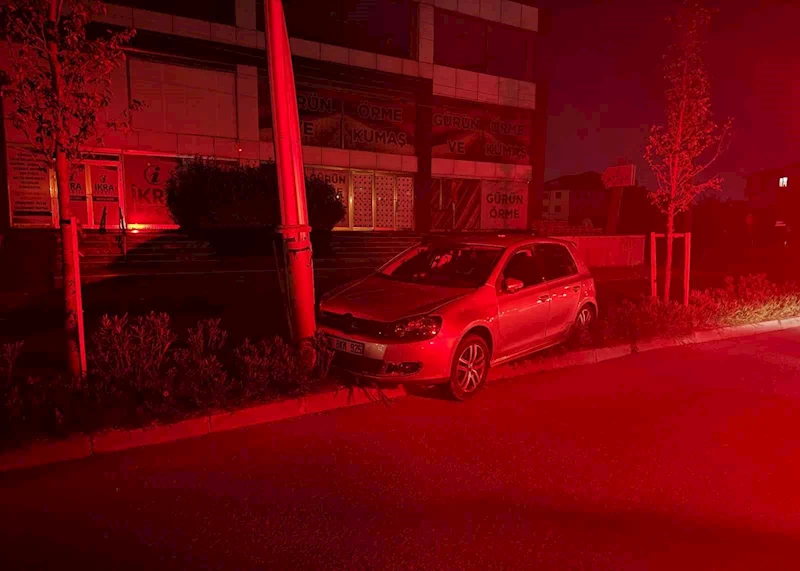 BİR HAFTA İÇİNDE AYNI YERDE İKİNCİ KAZA: ELEKTRİK DİREĞİNE ÇARPTI