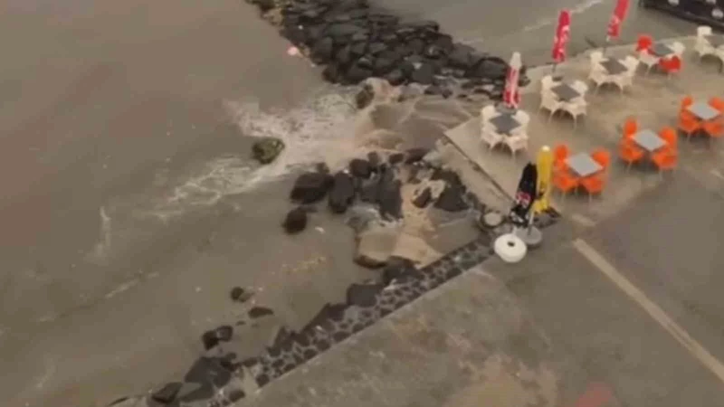 TEKİRDAĞ’DA KURAKLIĞIN ARDINDAN GELEN SAĞANAK YAĞIŞ SOKAKLARI DEREYE ÇEVİRDİ