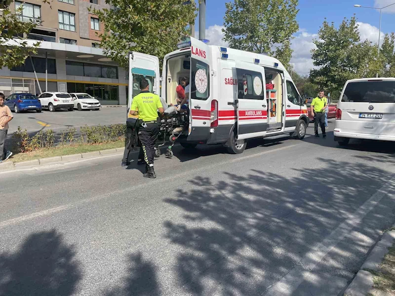 MOTOSİKLET İLE OTOMOBİL ÇARPIŞTI: 1 YARALI