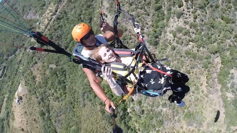 ENGELLERİ GÖKYÜZÜNDE AŞTI: BEDENSEL ENGELLİ KADIN YAMAÇ PARAŞÜTÜ İLE UÇTU