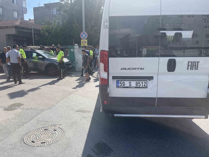 MİNİBÜSLE OTOMOBİL ÇARPIŞTI: 1 YARALI