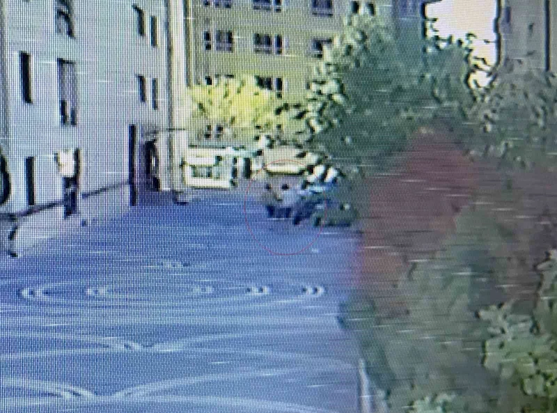 KARISI TARAFINDAN İKİ YERİNDEN BIÇAKLANDI: YARALI KOCANIN TEPKİ DAHİ VERMEDİĞİ DEHŞET ANI KAMERADA