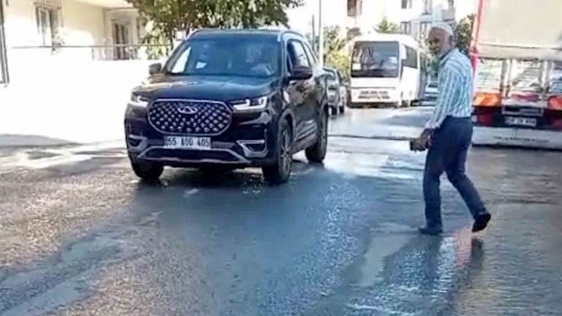 PATLAYAN BORUDAN SULAR DEREYE AKTI, VATANDAŞLAR TEPKİ GÖSTERDİ