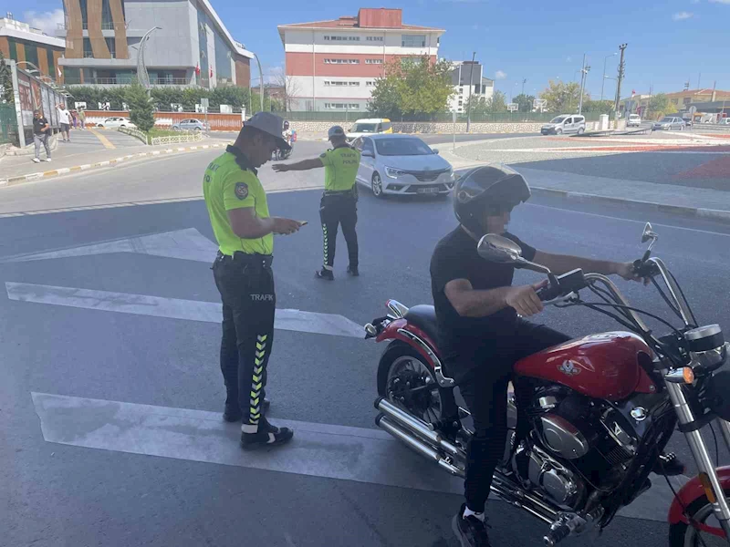 KASK TAKMAYAN 4 SÜRÜCÜYE: 3 BİN 972 LİRA CEZA