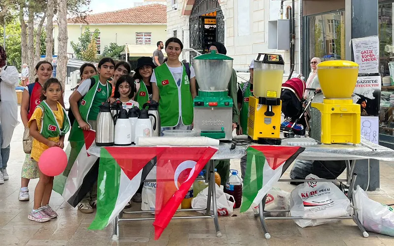 LİMONATA SATIP GAZZELİ MAZLUMLARA DESTEK OLDULAR