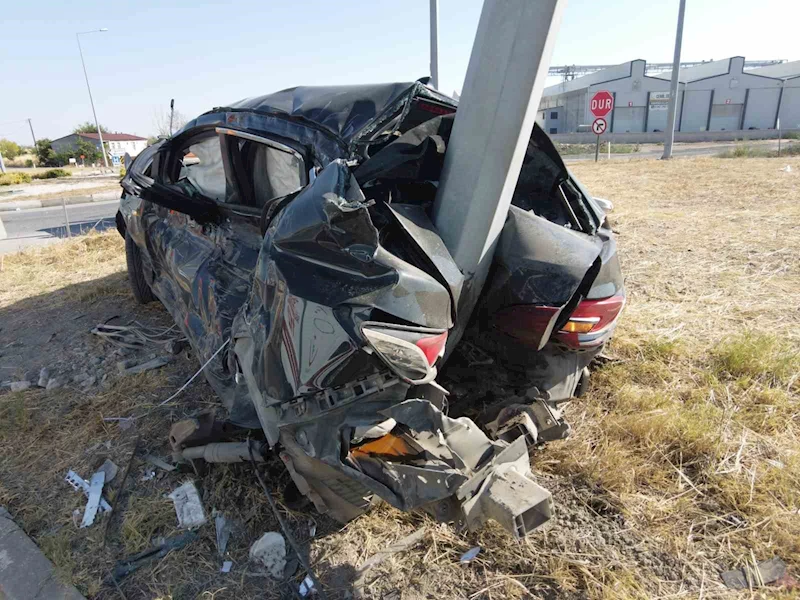 Otomobil direğe ok gibi saplandı: 3 yaralı
