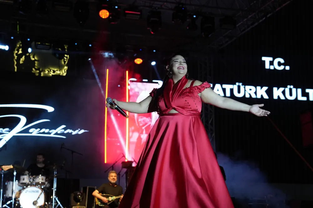 TUĞÇE KANDEMİR SARAY’I SALLADI