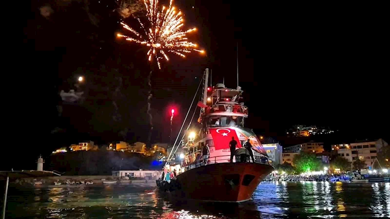 BALIKÇILAR ‘VİRA BİSMİLLAH’ DİYEREK HAVAİ FİŞEK GÖSTERİSİYLE DENİZE AÇILDI