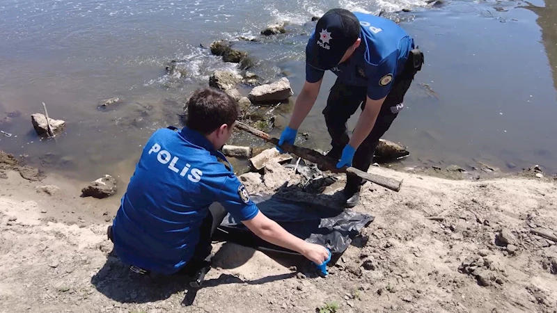 MERİÇ NEHRİ’NDE SULARIN ÇEKİLMESİ İLE TARİHİ TÜFEK BULUNDU