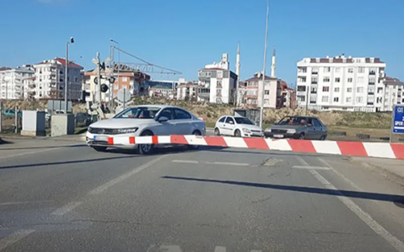  HEMZEMİN GEÇİT TRAFİĞE KAPATILDI