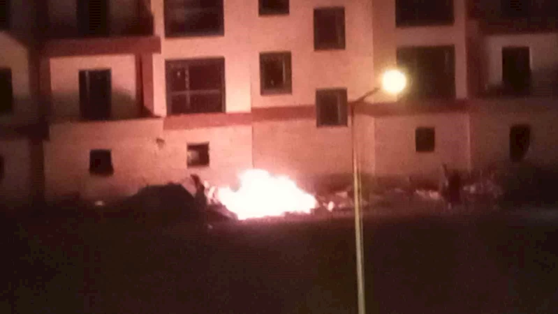 EDİRNE’DE TOKİ ŞANTİYESİNDE YANGIN PANİĞİ... ALEVLERİ KUM ATARAK SÖNDÜRMEYE ÇALIŞTILAR