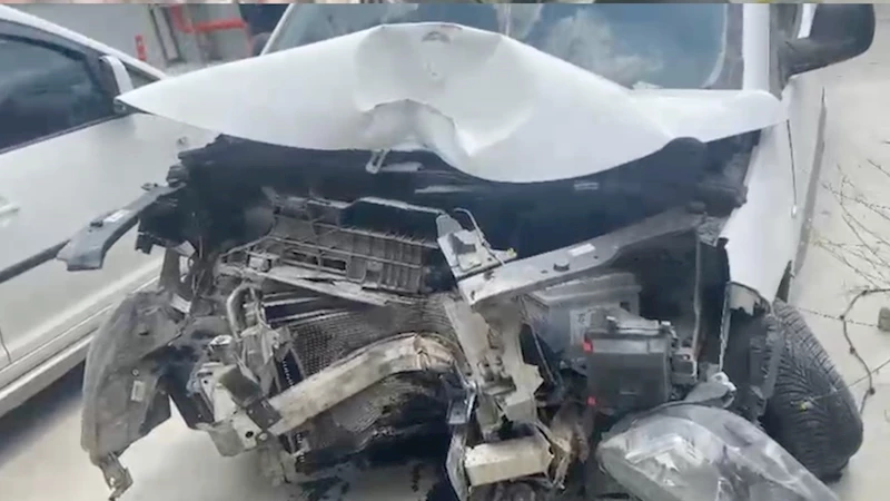 DİREĞE ÇARPAN OTOMOBİLDEKİ 2 KİŞİ YARALANDI