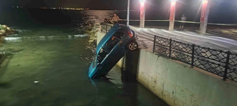 TEKİRDAĞ’DA OTOMOBİL SU KANALINDA ASILI KALDI: 1 YARALI