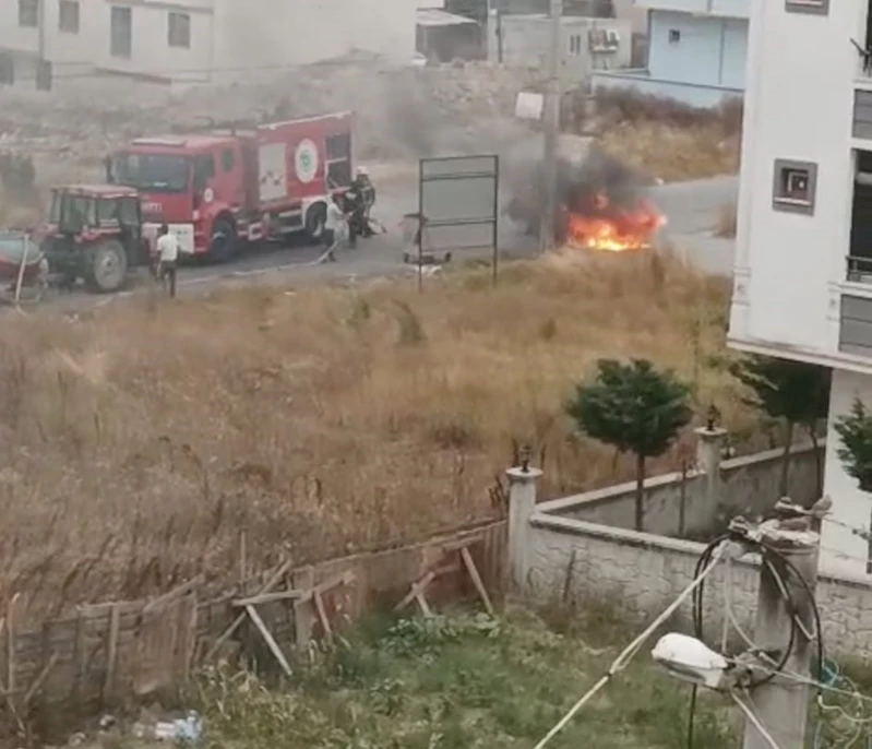 SEYİR HALİNDEKİ OTOMOBİL ALEV ALDI: SON ANDA KURTULDULAR