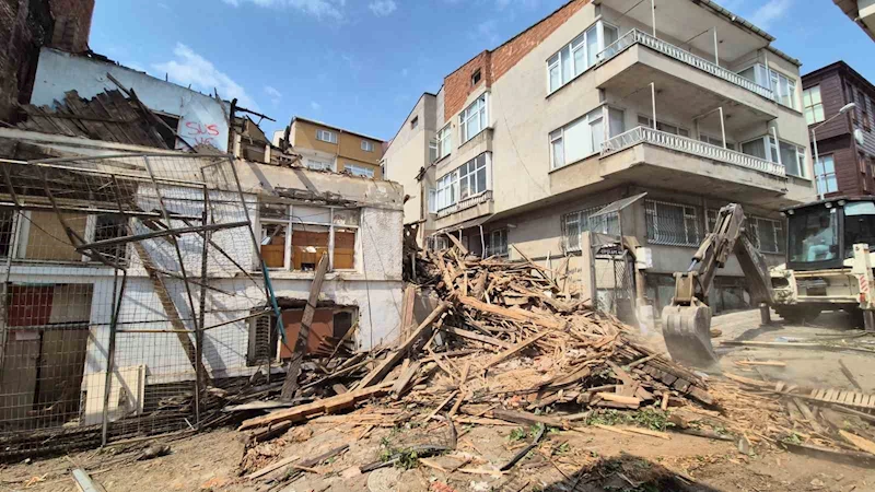 ÇÖKME TEHLİKESİ BULUNAN METRUK BİNA YIKILIYOR