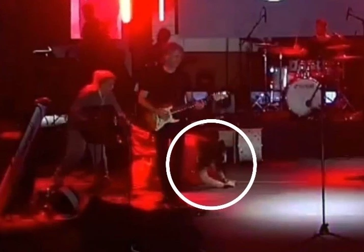 ÜNLÜ SANATÇI SAHNEYE ÇIKARKEN DÜŞTÜ