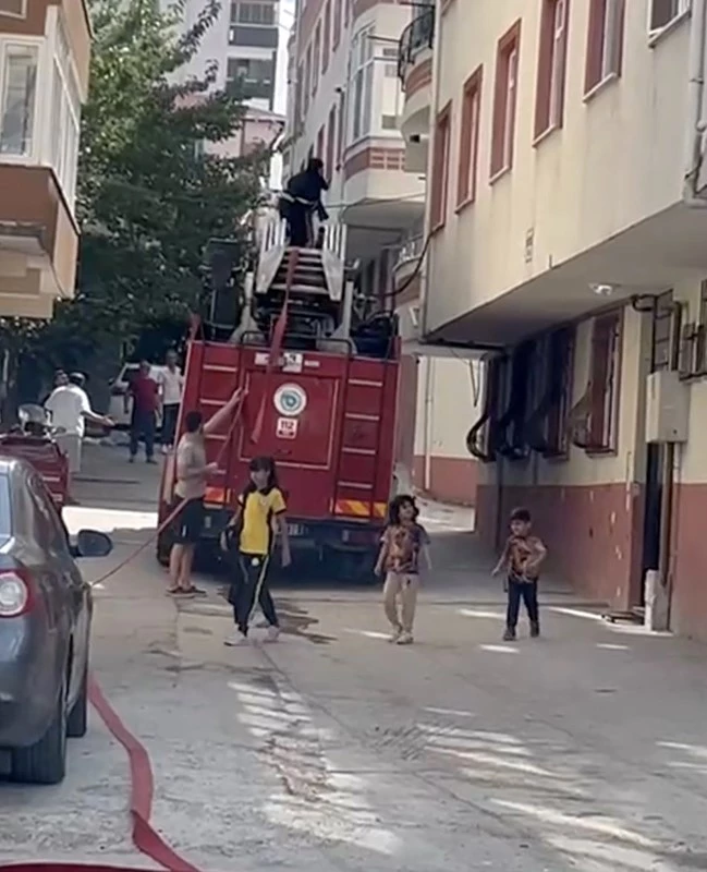 ÇAMAŞIR MAKİNESİNDEN ÇIKAN YANGINA İTFAİYE MÜDAHALE ETTİ