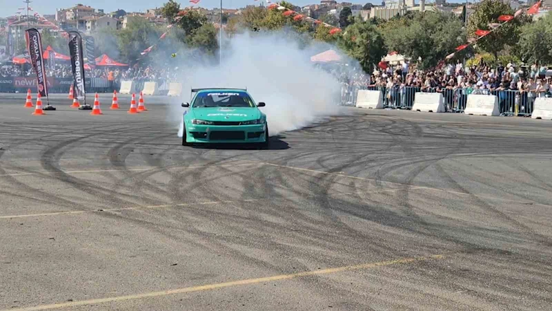 DRİFT ŞOV: ASFALT ERİDİ, LASTİKLER YANDI