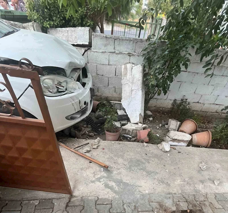 MURATLI’DA OTOMOBİL BAHÇE DUVARINA ÇARPTI