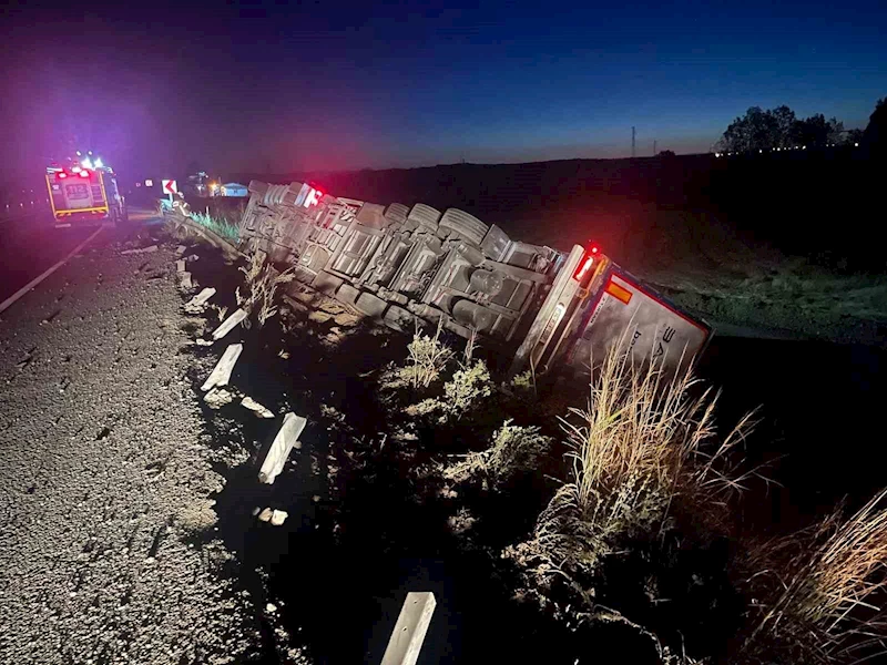UZUNKÖPRÜ’DE DEVRİLEN TIRIN SÜRÜCÜSÜ YARALANDI