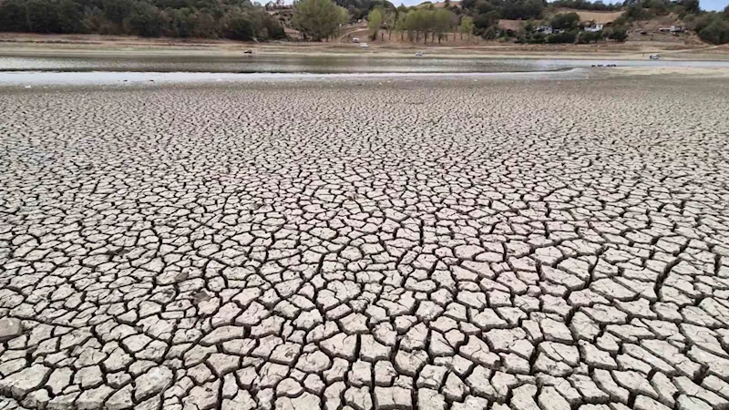 GÖLET KURUMAYA YÜZ TUTTU: ÇATLAKLAR OLUŞTU