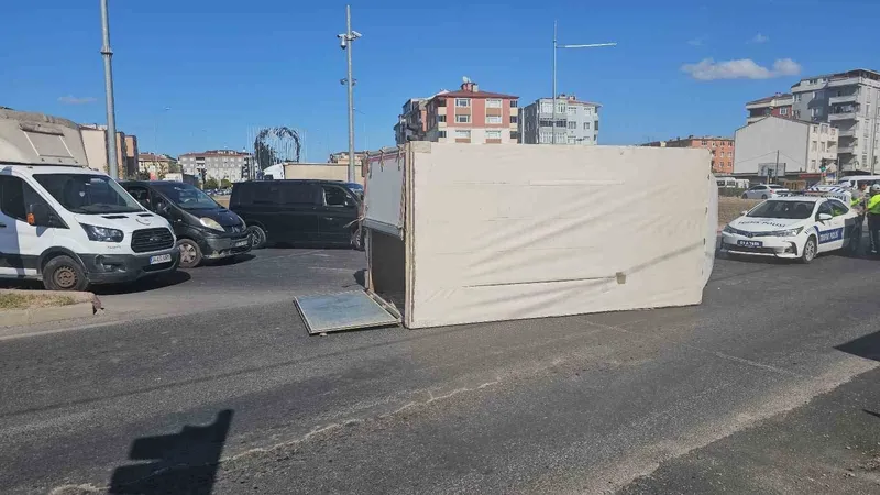 ÇERKEZKÖY’DE VİRAJI ALAMAYAN KAMYONET DEVRİLDİ