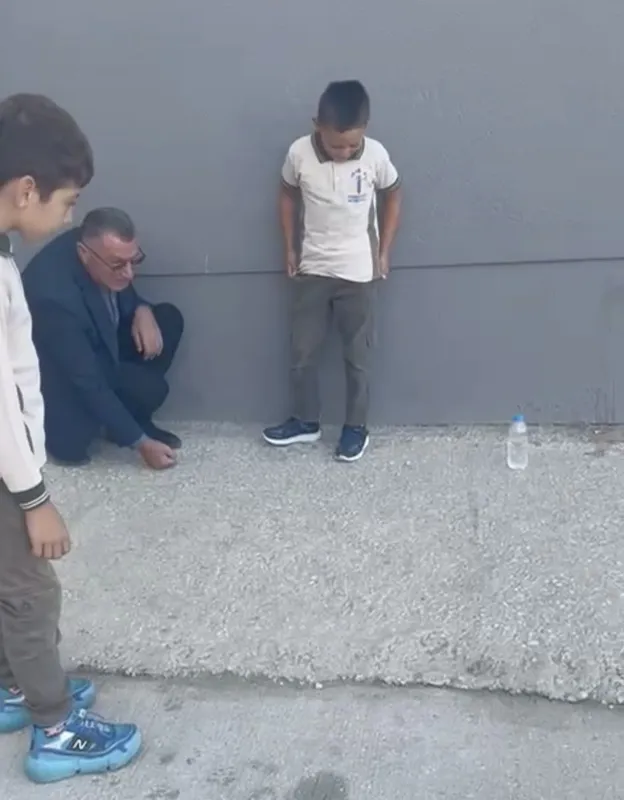 OKUL MÜDÜRÜ, ÖĞRENCİLERLE BAHÇEDE MİSKET OYNADI